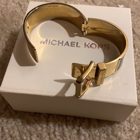 Michael Kors Enamel buckle bracelet and matching ring - Picture 3 of 4